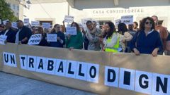 La protesta se celebr minutos antes de las once, cuando comenzaba el pleno. 