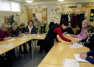<span lang= es-es >Estimulaci�n de la memoria</span>. Los alumnos acuden todas las semanas a alguno de los cerca de veinte talleres que se ofrecen, entre ellos los destinados a mantener la mente despierta. Las mujeres son mayor�a, aunque en este caso hay hombres que acude arrastrados por sus parejas.