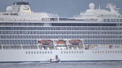 Pr&aacute;cticos del puerto de A Coru&ntilde;a y personal del crucero Viking Mars mantienen una conversaci&oacute;n a trav&eacute;s de una de las puertas del crucero 