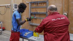 Estudiantes del curso de montaje de instalaciones electrot�cnicas.