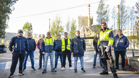 Piquete de trabajadores frente a la f�brica de Ence en Pontevedra, este s�bado