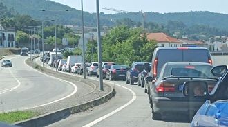 Colas de coches gallegos para entrar en Vila Nova de Cerveira