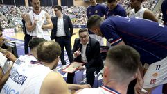 Epi da instrucciones a sus jugadores en un tiempo muerto del Obradoiro-Estudiantes.