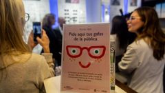 Un cartel en una �ptica de Madrid anuncia el plan.