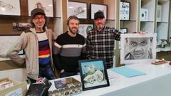 Jos� Ocampo, Xabier Cano y Luciano Bujeiro con uno de sus magn�ficos retratos en el espacio Fugaz. 