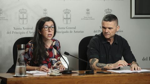 El portavoz parlamentario de Podemos Asturies, Rafael Palacios (d), y la responsable de Organizaci�n, Alba Gonz�lez,