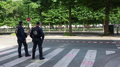 Agentes de polic�a en una calle de Par�s