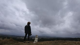 Una persona pasea con su perro por el alto de Montouto, en el Concello de Teo