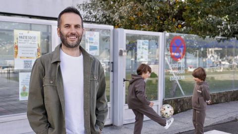 David Eiroa Ouviña, junto a sus hijos, Lucas, de nueve años, y Martín, que pronto cumplirá siete, junto al CEIP Couceiro Freijomil, el colegio al que acuden en Pontedeume. «Deporte, deporte y deporte» es una de las recetas que aplica con sus vástagos para que no sientan la necesidad de ponerse delante de una pantalla y, hasta el momento, lo ha conseguido.