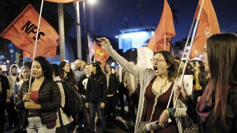 Grupos de manifestantes expresan su apoyo en las calles de San Jos�, capital de Costa Rica, a las mujeres que se atrevieron a denunciar al expresidente del pa�s