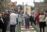 Los vecinos participaron activamente en la celebraci�n, confeccionando las alfombras y abarrotando el templo parroquial. 