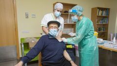 Vacunaci�n, en febrero del a�o pasado, en la residencia de mayores de Vimianzo