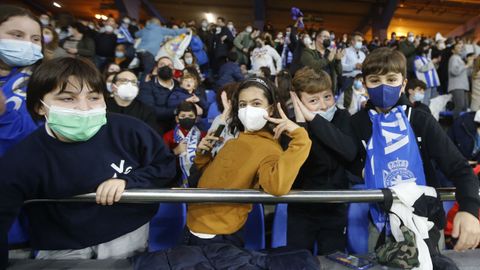 J�venes deportivistas animan al D�por en Riazor durante el partido de la Youth League frente al Dinamo de Kiev.