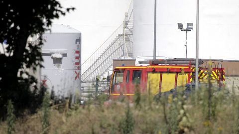 El primer ministro francs, Manuel Valls, ha ordenado reforzar la seguridad y la vigilancia en torno a las instalaciones sensibles del pas despus del presunto ataque islamista que se ha producido en Saint-Quentin Fallavier.