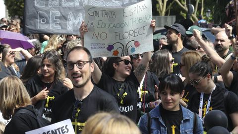 Manifestaci�n de docentes convocada este martes en la Plaza de Espa�a de Oviedo, donde se ubica la Consejer�a de Educaci�n, durante la jornada de huelga en la educaci�n p�blica asturiana