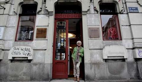 La modista Isabel Edreira lleva a�os denunciando las filtraciones de agua en su negocio.