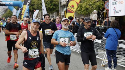 Los corredores en su llegada a la meta de la San Marti�o.