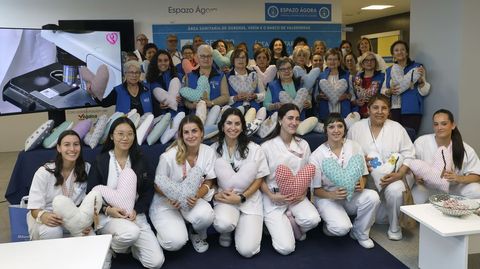 Tres aos de corazones solidarios. Los lunes y los martes, decenas de mujeres se renen en el Espazo +60 de Afundacin para tejer las almohadas en forma de corazn que desde hace tres aos regalan a las pacientes operadas de cncer de mama. El objetivo es que alivien un poco el dolor, explica Margarita Alonso, una de las voluntarias. Confeccionaron 74 cojines solidarios. 