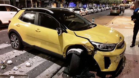 El coche qued� seriamente da�ado despu�s de arrasar con varias terrazas y contenedores.