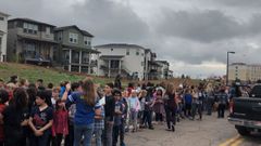 Imagen tomada de las redes sociales que muestra a un grupo de alumnos con personal de la escuela en el exterior del edificio donde se produjo el tiroteo