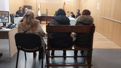 Las tres hermanas acusadas, durante el juicio en Ourense