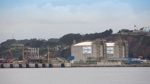 Planta de gas de El Musel, de Enags, situada en el puerto de Gijn