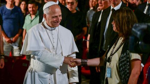 El Papa Le�n XIV estrecha la mano de una reclusa durante una visita a la prisi�n de Brians 1, cerca de Barcelona.
