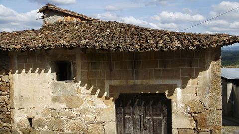 A veces la decoraci�n imita sillares regulares en fachadas que no est�n construidas con esta t�cnica, como en esta antigua casa de Castroseiros, en Sober