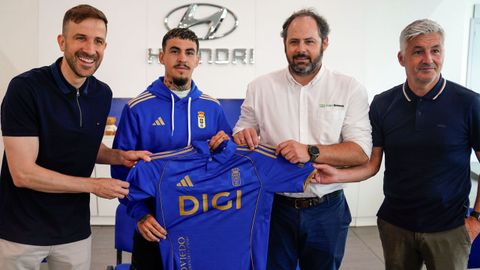 El futbolista franc�s Brandon Dom�nguez, durante su presentaci�n como nuevo jugador del Real Oviedo junto a Agust�n Lleida y Roberto Su�rez