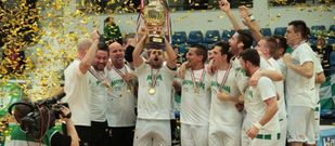 El equipo h�ngaro festeja, con el trofeo conquistado, su triunfo en la competici�n de Copa.