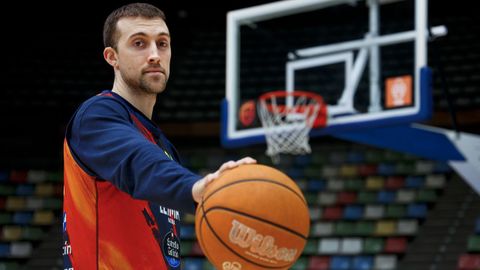 Joe Cremo posa para La Voz de Galicia en el Coliseum de A Coru&ntilde;a.