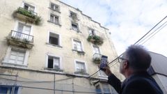 Eduardo Alonso Lois, del Colegio de Arquitectos, delante del edificio colapsado.