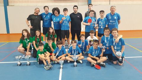 Representantes de la organizaci�n y de los deportistas vencedores en el campeonato