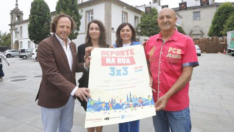 Presentaci&oacute;n de &laquo;3x3 Deporte na R&uacute;a&raquo; con Javier V&aacute;zquez Prado, concejal de Cultura y Educaci&oacute;n; Mar&iacute;a Mart&iacute;nez Gunt&iacute;n, delegada de La Voz de Galicia en Lugo; Elena Candia, alcaldesa de Lugo; y Manuel Otero M&eacute;ndez, Xefe do Servizo Provincial de Deportes da Xunta de Galicia.