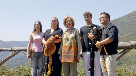 Los gaiteiros que actuaron para la reina em�rita en Vilamor