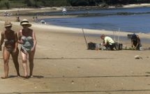 Ba�istas y mariscadores comparten espacio en el arenal boirense de O Chazo. 