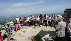 Imaxe da celebraci�n no ano 2012 no cumio do Pico Sacro, coa intervenci�n do escritor David Otero. 