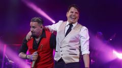 Andy, de rojo, y Lucas Gonz�lez, de blanco, en su �ltimo concierto juntos