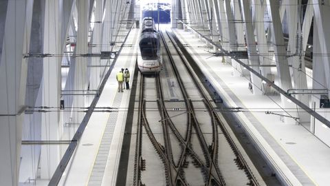 El tnel de ocho kilmetros que accede a la estacin de Urzaiz, en Vigo, carece de cobertura