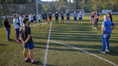 El nuevo t�cnico, charlando con los jugadores pobrenses