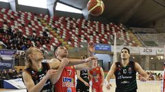 Sabonis, a la izquierda, pelea por un rebote