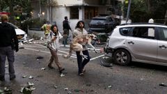 Civiles caminan hac&iacute;a un refugio mientras suenan las sirenas poco despu&eacute;s de que Ir&aacute;n lanzara misiles sobre Tel Aviv.