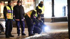 Unos agentes recogen muestras en el lugar del ataque en la localidad sueca de Vetlanda
