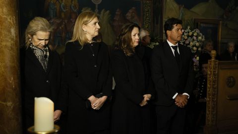Las infantas Elena (i) y Cristina (2i), junto a la princesa Alexia de Gracia (2d) y su marido Carlos Morales Quintana (d), entran en la catedral ortodoxa griega de San Andr�s y San Demetrio de Madrid.