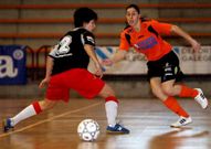 Dolo, derecha, anot� el segundo tanto de las burelenses.