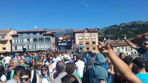 Centenares de personas disfrutan de la fiesta de Les Pirag�es en Arriondas.Centenares de personas disfrutan de la fiesta de Les Pirag�es en Arriondas