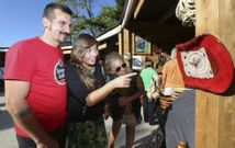 Visitantes de la Mostra da Oler�a, ayer a �ltima hora del d�a, poco antes del cierre la 32.� edici�n. 