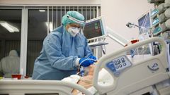 Unidad de cr�ticos de un hospital de Varsovia (Polonia) con pacientes covid ingresados