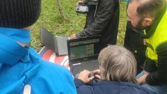 Un equipo de la unidad de drones de la Axega durante una b�squeda.