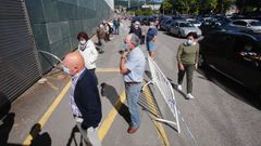 La convocatoria masiva para vacunarse, con m�s de tres mil citados, provoc� colas y atascos en el acceso al recinto ferial de Pontevedra